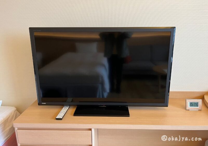 熱海後楽園ホテル新館客室のテレビと置時計