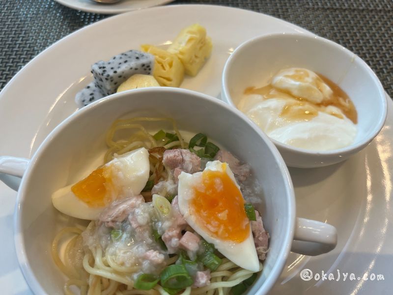 麺とヨーグルト、フルーツ