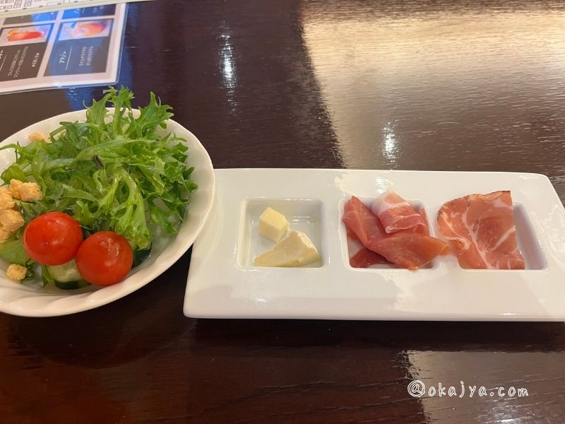 鬼怒川温泉ホテルの夕食ブッフェのサラダと生ハムとチーズ