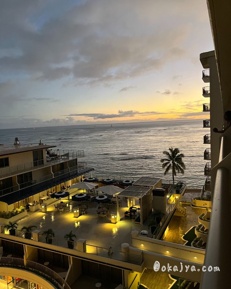 アウトリガーリーフワイキキビーチリゾートのオーシャンタワーオーシャンビュールームから見える夕方の海