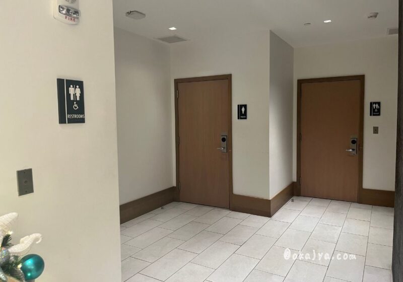 アウトリガーリーフワイキキビーチリゾートのオーシャンタワーエレベーター横のトイレ
